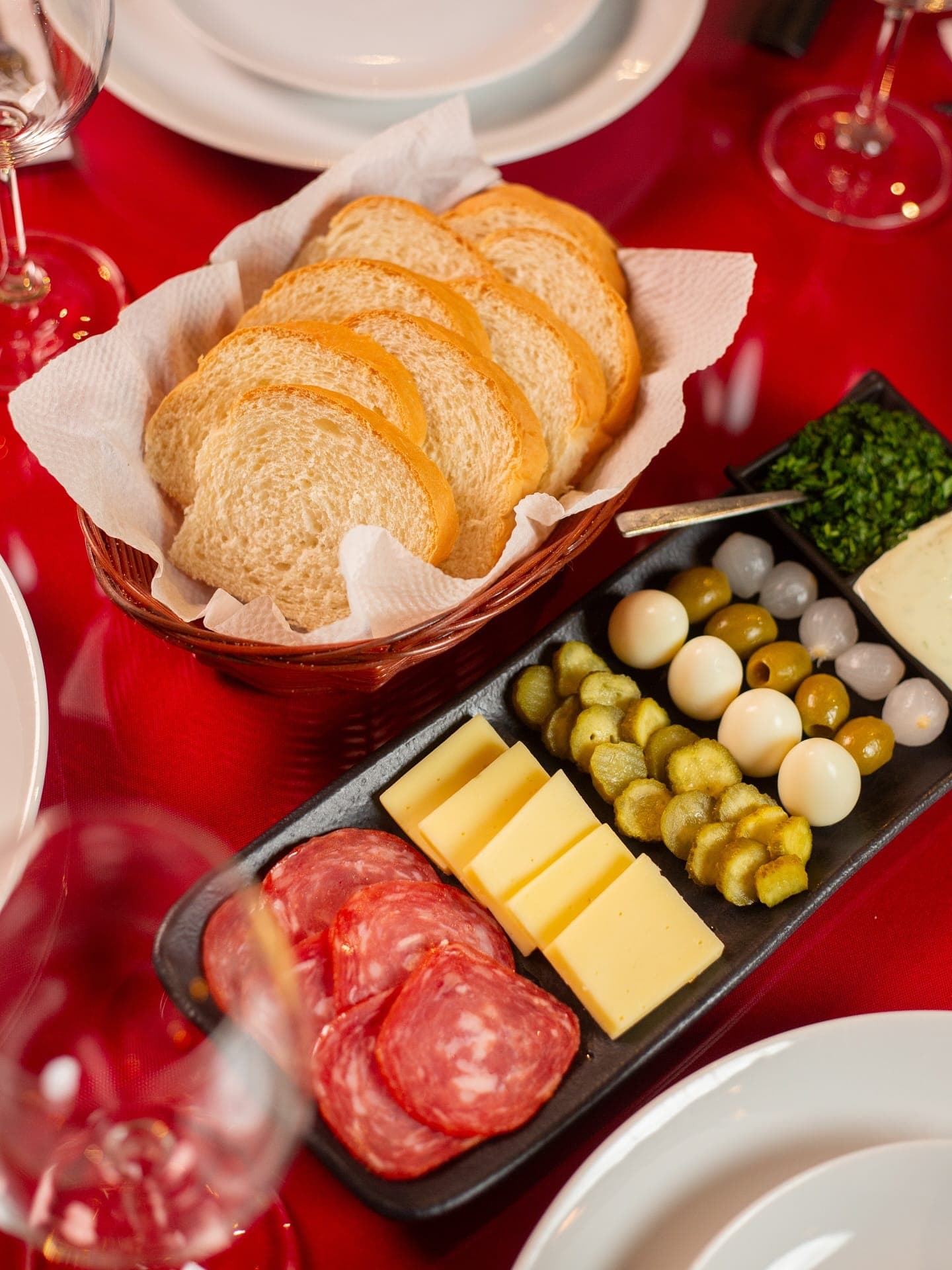 Couvert artesanal com pão caseiro, salame, queijo, azeitona e ovo de codorna