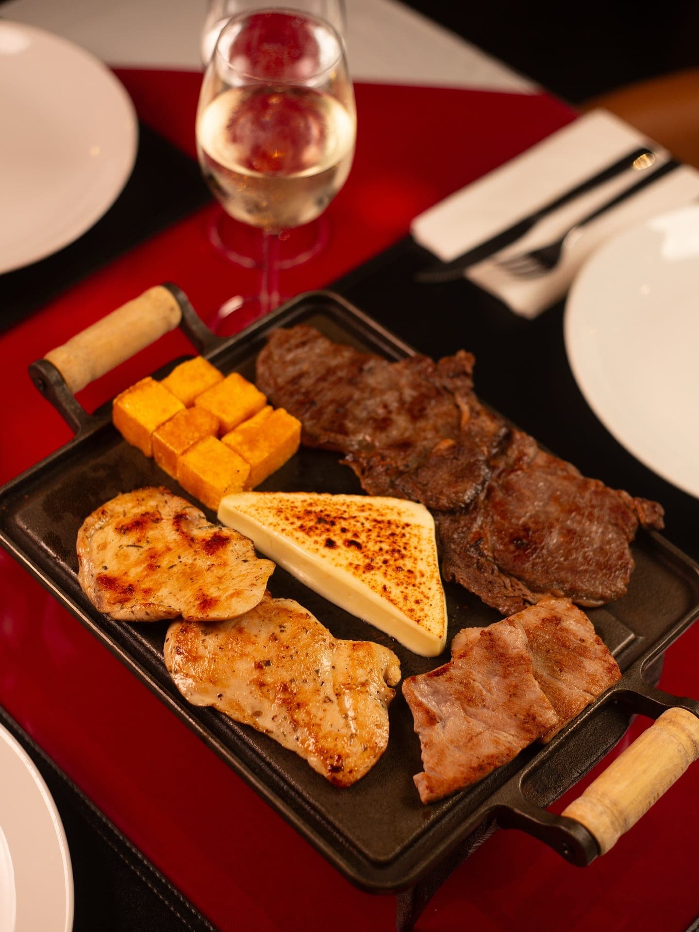 Entrecot e frango na chapa com polenta e queijo grelhado